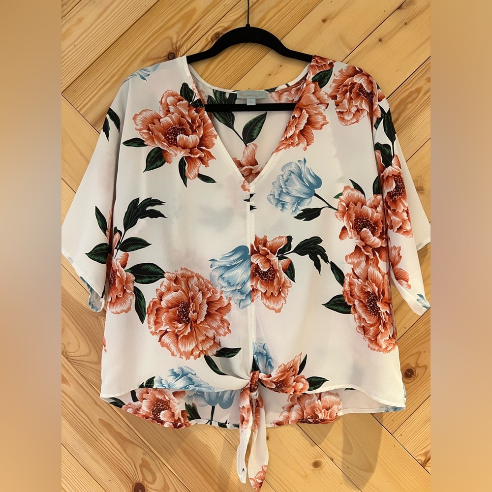Women’s tie front white floral summer vacation clothes blouse top. Size medium
